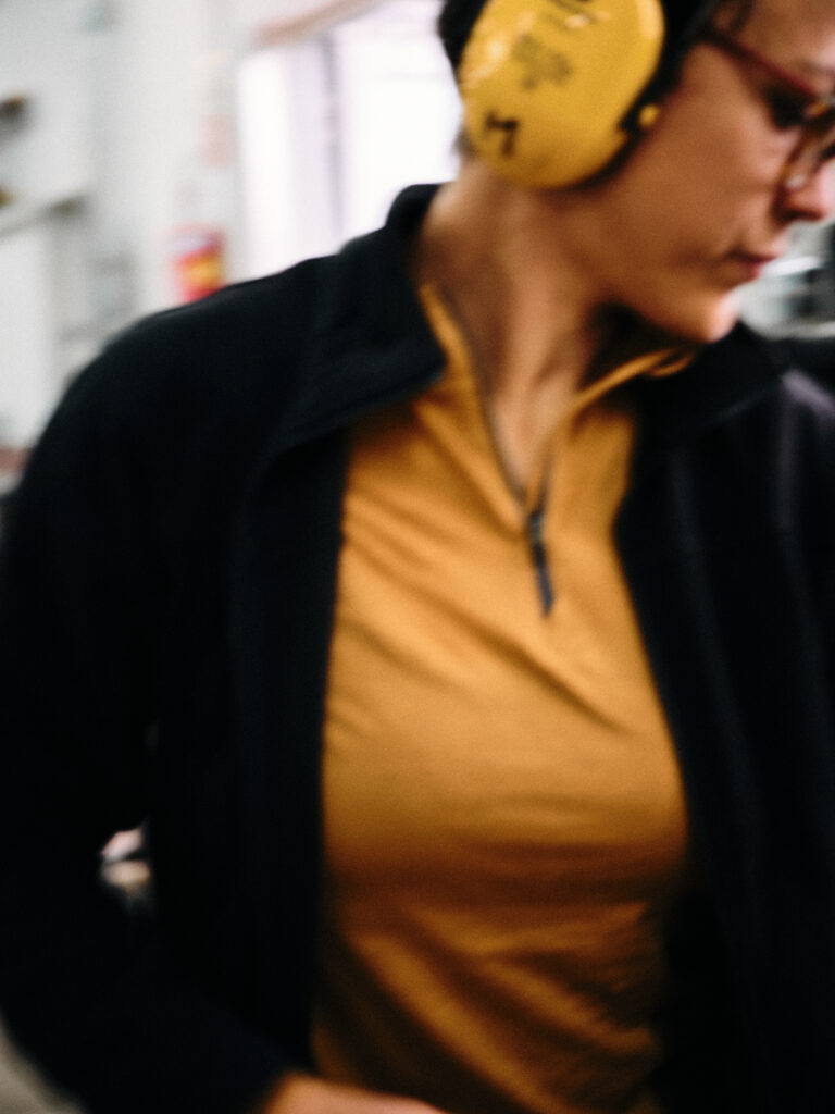 Katja Kammerer in Großaufnahme in der Werkstatt