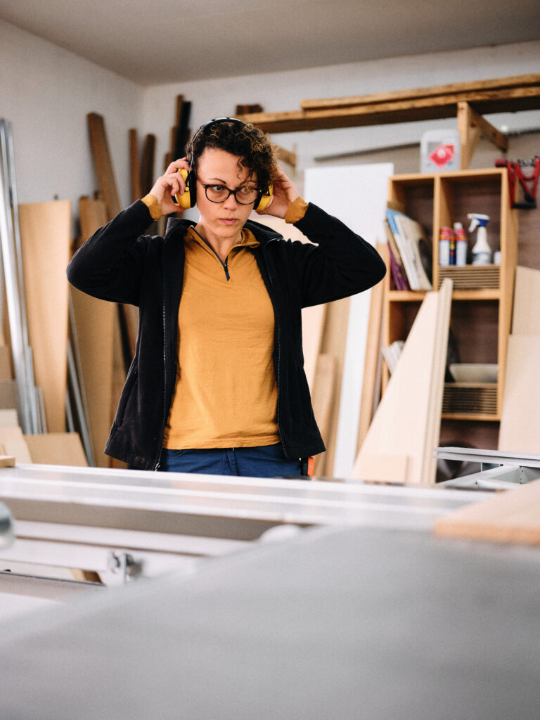 Katja Kammerer bereitet sich für auf Arbeiten an der Kreissäge vor.