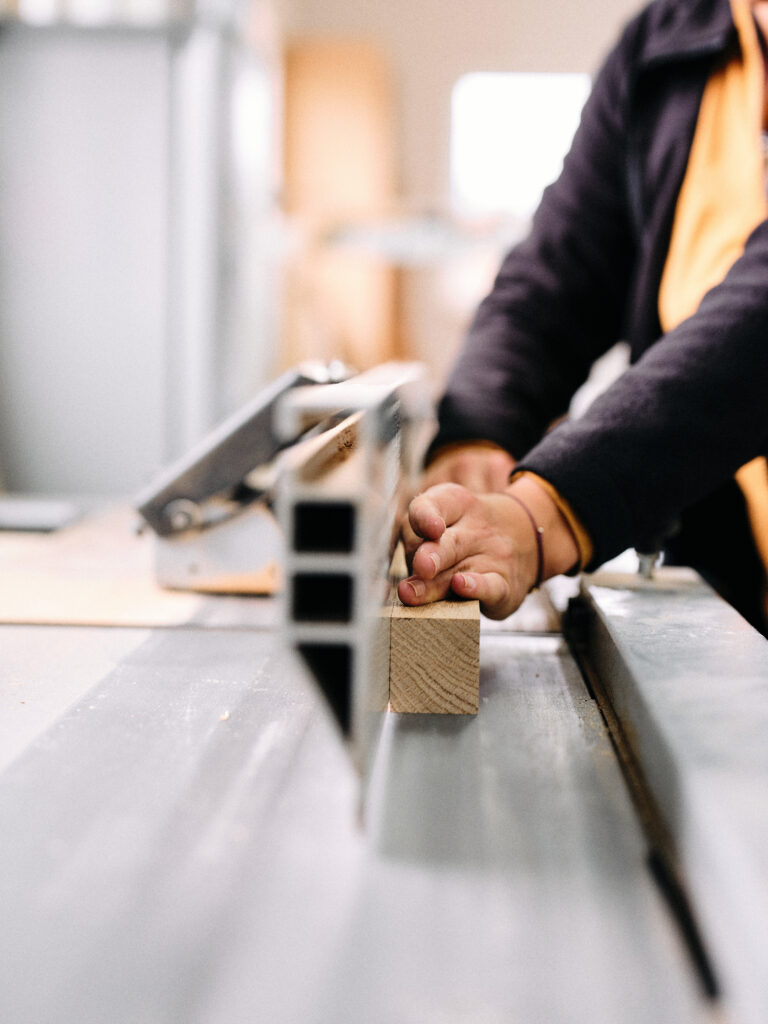 Katja Kammerer hobelt eine Holzlatte an der Maschine