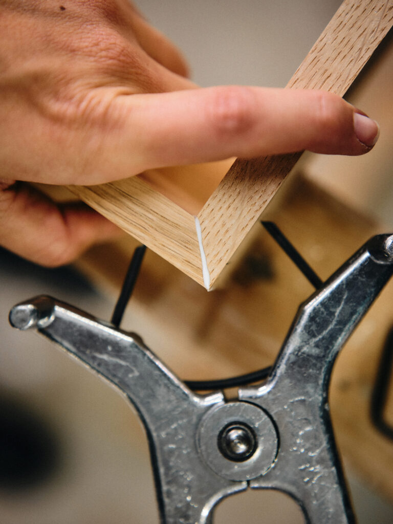 Auf Gehrung geschnittene Latten werden zu einem rechteckigen Rahmen verklebt.