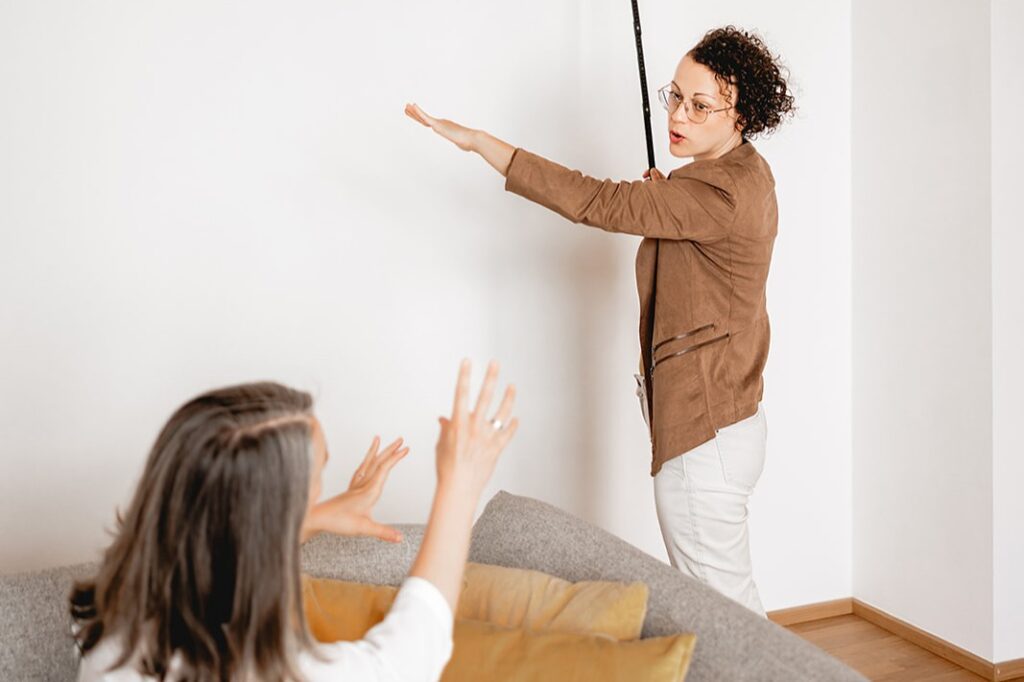 Fachexpertin für Immobilienberatung demonstriert Raumgestaltung und Umbaukonzepte mit Gesten in moderner Wohnung.