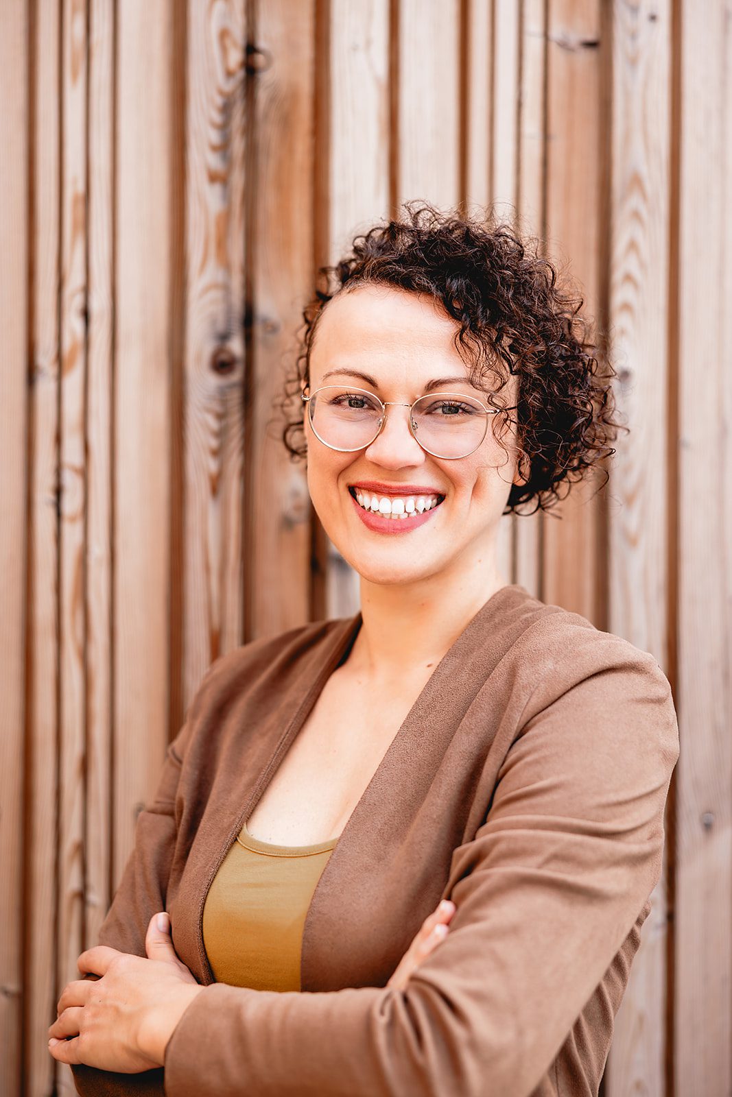 Katja Kammerer, Immobilienberatung und Ingenieurbüro für Innenarchitektur. Portrait vor einer Holzvertäfelung.